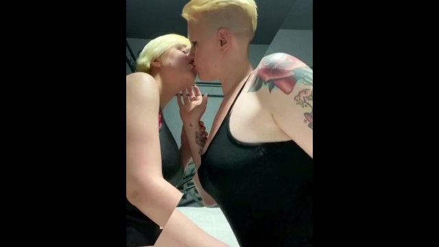 Красивые лесбиянки в чулках стремятся к обоюдному оргазму